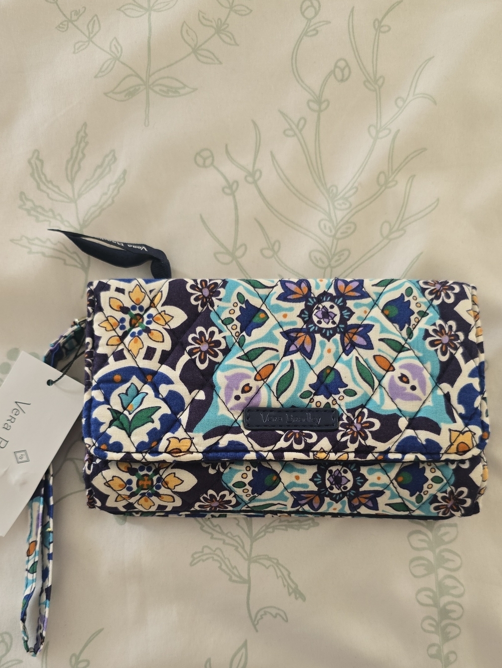 Vera Bradley RFID Smartphone Wristlet Quilted Wallet, Lisbon Medallion Cool New